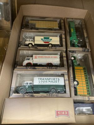 de nombreux modèles différents de camions miniatures dans une boîte