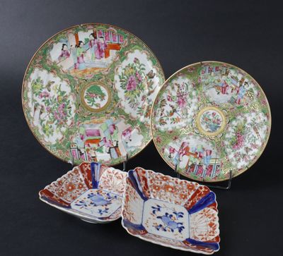 Lot comprenant: - JAPON: 2 coupelles carrées en porcelaine à… - Photo 1