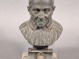 statue représentant le buste d'un homme barbu portant un col
