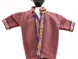 un mannequin vêtu d'un manteau et d'un chapeau roses