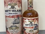 une photo d'une bouteille de « Navy Island Jamaica » posée à côté d'un carton