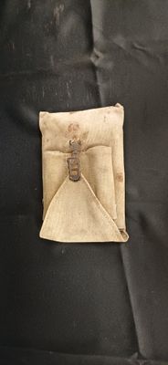 un petit morceau de tissu orné d'un nœud