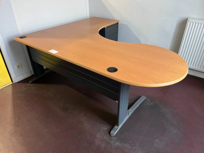 Bureau avec caisson en mélaminé et métal.