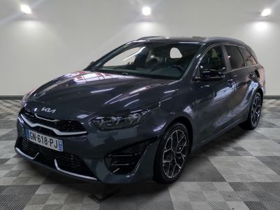 La nouvelle Kia Grand est garée dans le showroom du concessionnaire.