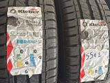 un gros plan sur trois pneus posés sur un présentoir dans un magasin
