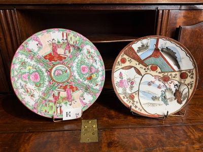 deux assiettes posées sur une table en bois