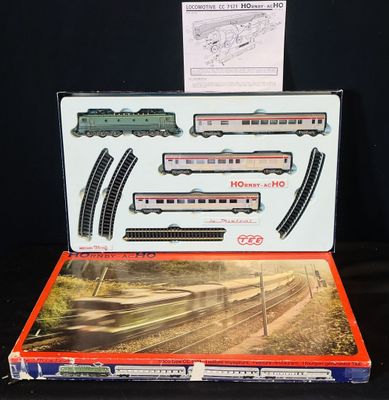 une boîte contenant un train sur une table