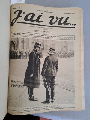 un vieux journal sur lequel figure la photo de deux hommes debout l'un à côté de l'autre