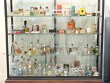 une vitrine contenant de nombreuses bouteilles d'alcool