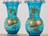 deux vases posés sur une table
