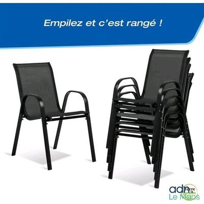 deux chaises noires placées l'une à côté de l'autre sur une surface blanche
