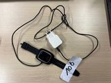 une image représentant une montre connectée branchée sur un chargeur posé sur une table