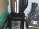 un blender et un mixeur posés sur un comptoir