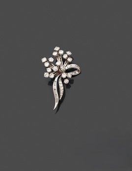 une broche en forme de fleur sertie de diamants, signée Van Cleef