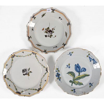 trois assiettes à motifs floraux posées sur une surface blanche