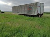 un camion garé au milieu d'un champ