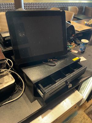 un ordinateur portable posé sur un bureau