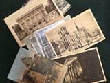 une pile de vieilles cartes postales posées sur une table