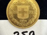 un gros plan d'une pièce d'or posée sur une feuille de papier blanc