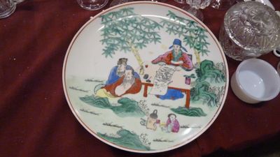 une assiette avec une peinture posée sur une table