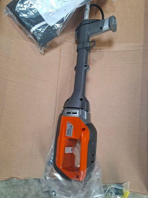 un aspirateur posé dans une boîte par terre