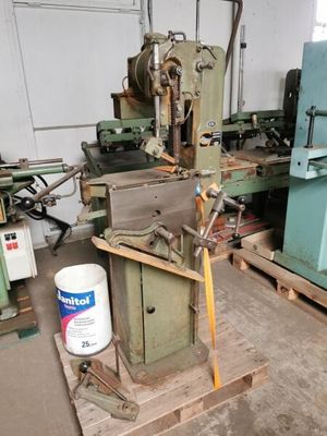 a machine that is sitting on a pallet in a room
