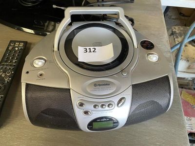 une radio posée sur une table à côté d'un clavier