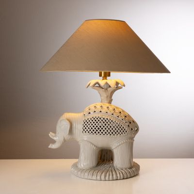 une lampe posée sur une table sur laquelle se trouve un éléphant