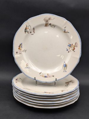 quatre assiettes blanches ornées de motifs bleus et blancs sont empilées les unes sur les autres