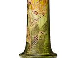 un vase vert orné d'un motif floral