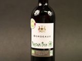 une bouteille de vin rouge sur fond noir