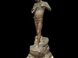 statue en bronze représentant une femme coiffée d'un chapeau