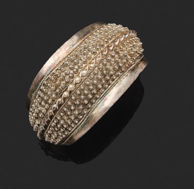 un bracelet rigide en or et diamants