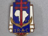 un gros plan d'un insigne orné d'une croix