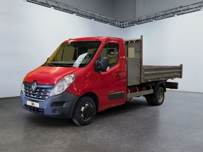 un camion rouge garé à l'intérieur d'un bâtiment