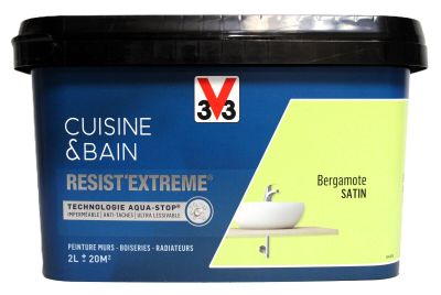 un gros plan sur un récipient contenant de la nourriture, avec une cuillère à l'intérieur