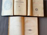 trois livres ouverts posés sur une table l'un à côté de l'autre