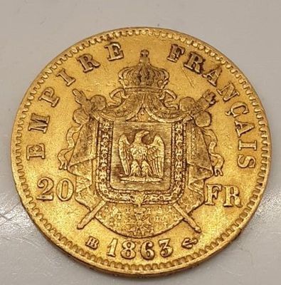 gros plan d'une pièce d'or portant des armoiries