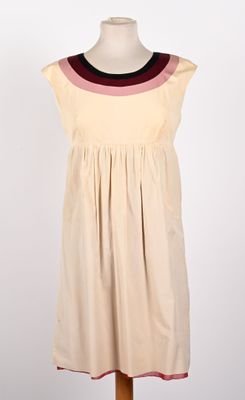 robe beige avec bordures roses et noires sur base de mannequin