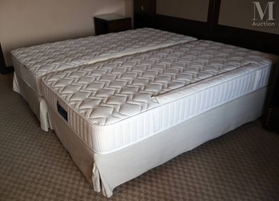 un matelas posé à même le sol dans la chambre