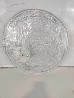 une photo de toilettes blanches recouvertes d'un abattant en plastique