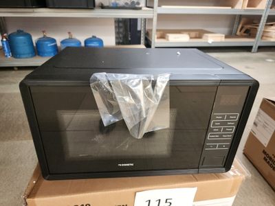 un micro-ondes posé sur une boîte dans un magasin