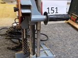 un appareil posé par terre à côté d'un ordinateur portable