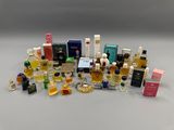 beaucoup de flacons de parfum posés sur une table