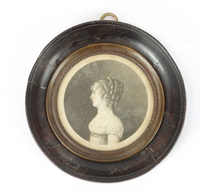 MINIATURE Femme à la robe blanche vue de profil gravure en n…