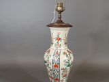 une lampe posée sur une table à côté d'un mur
