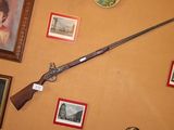 un pistolet accroché au mur, avec des photos accrochées au mur