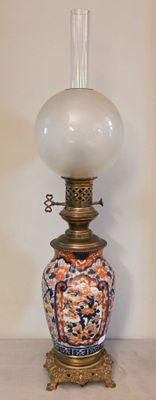une lampe posée sur une table dans une pièce