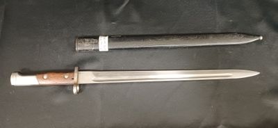 un couteau et un porte-couteau posés sur un tissu noir