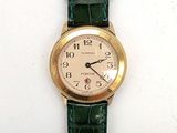 une image représentant une montre verte avec une chaîne en or sur fond blanc